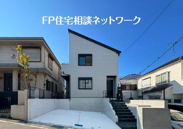 外観:落ち着きある住宅街、一種低層住居専用地域内に位置しています。日当りを大きく遮られることもありません。
