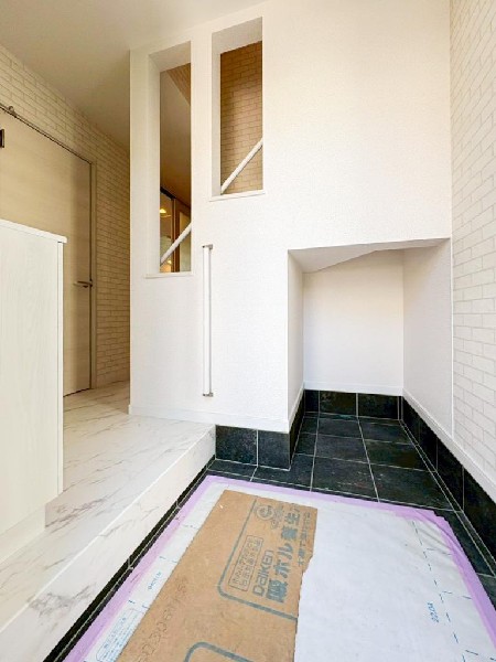 外観:玄関収納をホールに設置し、タタキを広くしています。のびのびと身支度ができる玄関です。ベビーカーを置いたり、将来的に靴を履くための椅子を置いたりもできそうです。