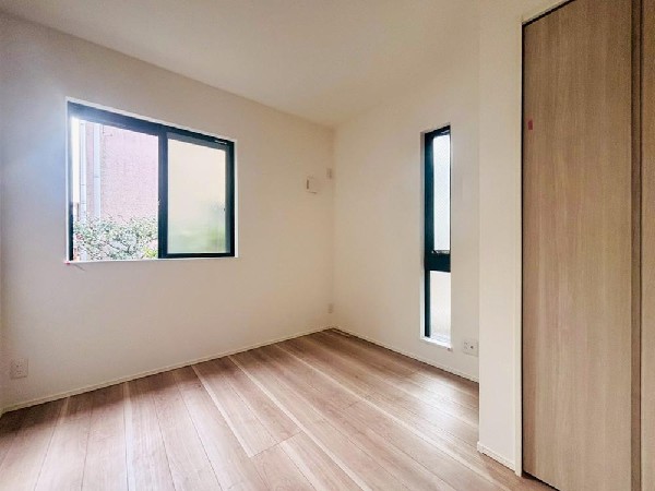 日差しを長時間受ける事が出来る暖かいお部屋です。大きな窓からは、眩しいほど光が差し込んでおりました！