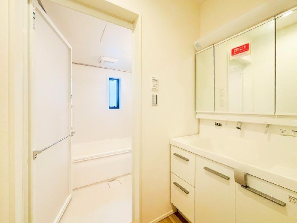 ゆとりのある洗面スペースで、朝の身支度やお掃除・片付けも快適スムーズです。３面鏡で髪のセットやお化粧もストレスなくこなせ、朝から気分良く通勤通学に向かえそうですね！