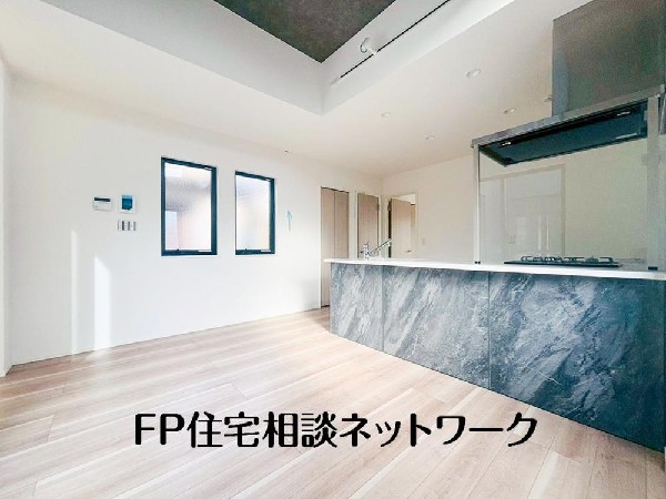 家族と過ごす時間を大切にする方にピッタリのゆとりの住空間です。お子様が元気に走り回っても安心して見守れます。家族の笑い声が今にも目に浮かびそうですね。