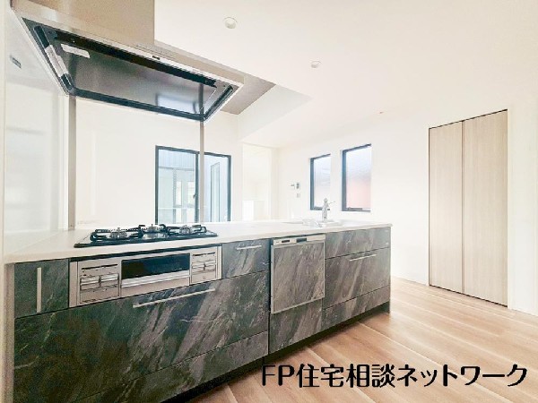 リビングを見渡せるカウンターキッチンでお子様の様子を伺いながら食事の支度が出来ます。家族の気配を感じられる、そんな空間を演出できるキッチンです。