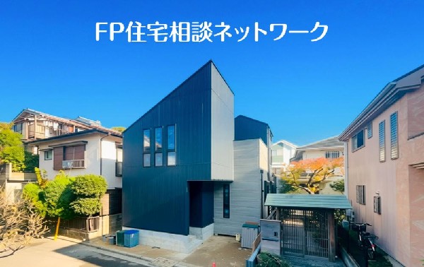 外観:良好な住環境が保たれたエリア。低層の一戸建を中心とした街並みが整然と続き周辺は高い建物が建っておらず、採光や開放性に恵まれ、空が広く緑の多い閑静な趣を感じる環境です。