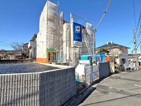 外観:光と風が行わたる開放感あふれる邸宅　春には気持ちの良いそよ風、冬には朝の暖かな光　季節の移り変わりを感じる暮らしを実現