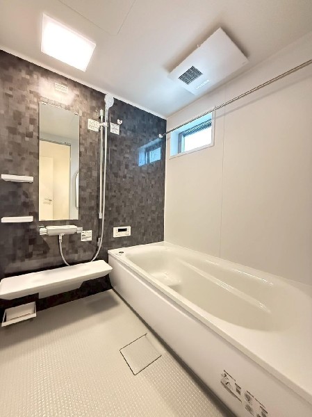 ゆったりとした大き目の浴槽が嬉しい。毎日の疲れを取る癒しの場所だからこそこだわった空間です。リラックスできるよう優しいカラーをチョイスしました。時を忘れるほどのんびりできる空間に。