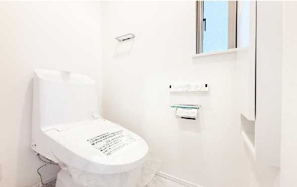 スッキリとしたデザインのトイレは明かり取りの窓からも光が取り込まれ日中は電気を消していてもご使用いただける明るさとなっております。