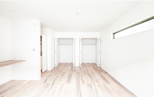 居室には収納クローゼットを完備！普段使いのお洋服や小物はもちろん、季節物のお洋服などもしっかりと整理整頓おしまい頂けます。居室空間をより広く隅々までお使いいただけますね。