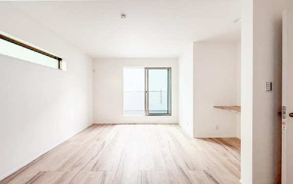 光が沢山取り込める大きな窓。日差しを長時間受ける事が出来る暖かいお部屋です。もちろんペアガラスなので、遮音性に優れ、結露も発生しにくい構造。サッシ周りのカビが発生しにくくなりますね。