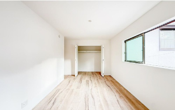 2面採光でお部屋の隅々まで明るい居室。おひさまの光を、爽やかな風をたっぷりと取り込めます。居室内はいつも明るい印象ですので、気持ちの良い朝を迎えられそう。毎日の生活も自然と明るくなりますね。