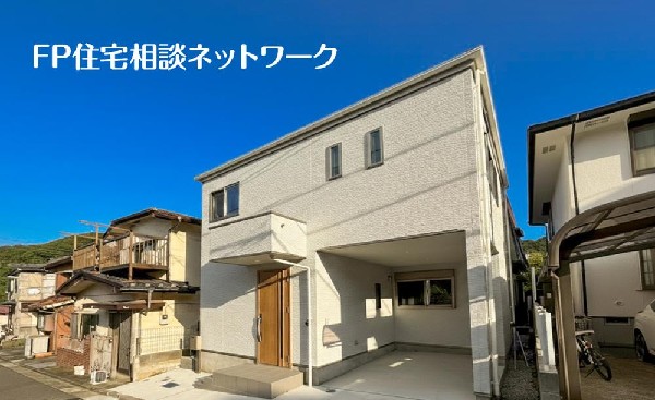 外観:清潔感のあるカラーで爽やかな中にもあたたかみを感じさせるデザイン。青空を背景に凛と立つスタイリッシュな外観が、住まう人に誇りを与えてくれます。