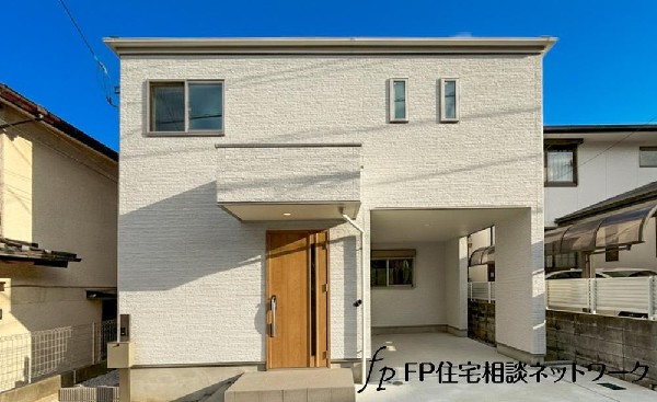 外観:閑静な住宅地に馴染む落ち着いた色合いの外観。長く愛着を持って頂きたいからこそ飽きのこないシンプルな色目に仕上げました。外壁には耐久性・防汚性に優れたサイディング材を使用しております！