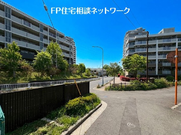 外観:緑に恵まれたエリアで、毎日のお散歩も気持ちよさそうです。自然に包まれた穏やかな暮らしができそうです。