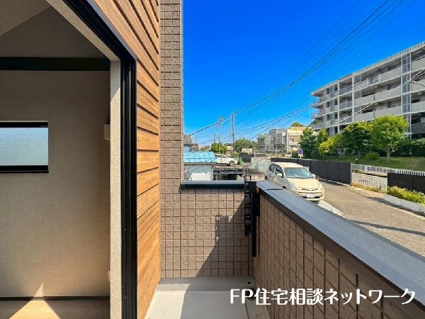 思わず大きく深呼吸したくなるバルコニーは空を青く、近く、広く感じる。解放感を求めている方にはピッタリの物件かも知れないです。