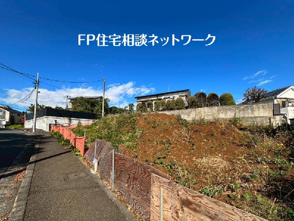 外観:落ち着きある住宅街、一種低層住居専用地域内に位置しています。周囲には高い建物がなく、空が広く開放感があり、陽当りを大きく遮られることもありません。
