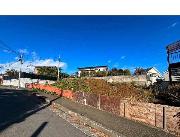 外観:幅8.6ｍの前面道路に面しています。道路との高低差もなく、車の出入りがしやすいので切返しの回数も少なく済みます。車だけはなく、徒歩にも自転車にも優しい立地環境です。