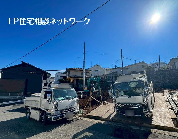 外観:前面道路は車通りの少ない道路。段差もなくお車の出し入れが苦手な方も駐車しやすそうです。