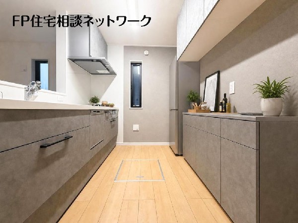 リビングを見渡せ家族の気配を感じられる、そんな空間を演出できるキッチンです。（本画像はCGで作成しており、実際に現地に家具・家電等はおかれておりません。また価格に家具・家電等は含まれておりません。）
