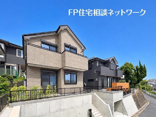 外観:やわらかな陽光と心地よい風に恵まれた現地。駅徒歩圏の利便性を備えながら、穏やかな街並みに調和する、上質な暮らしの舞台です。