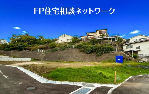 外観:四季を通じて自然と触れ合えるスポットが周辺には盛りだくさん！お散歩やジョギング、週末のご家族での遊びに最適です。目の前に広がる開放感とゆとり、暮らしの夢を育む理想の住まいがここにはあります。