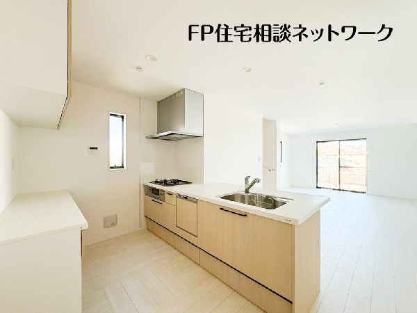 リビングを見渡せるカウンターキッチンでお子様の様子を伺いながら食事の支度が出来ます。家族の気配を感じられる、そんな空間を演出できるキッチンです。