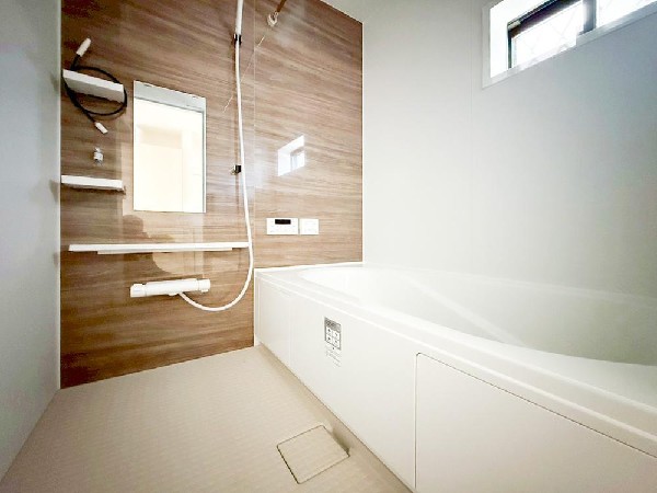 ゆったりとくつろげる広々バス。足までしっかりと伸ばせる浴槽は、心身ともにしっかりと疲れを癒してくれます。お子様とも一緒に浸かれ、ご家族みんなで一緒にバスタイムを楽しめますね♪