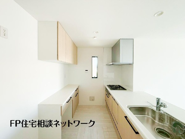 リビングを見渡せるので、テレビを見ながらでも作業ができます。食事前後の配膳、片づけもカウンター越しのやりとりが便利。ご家族も積極的にお手伝いしてくれる環境が自然と整います。