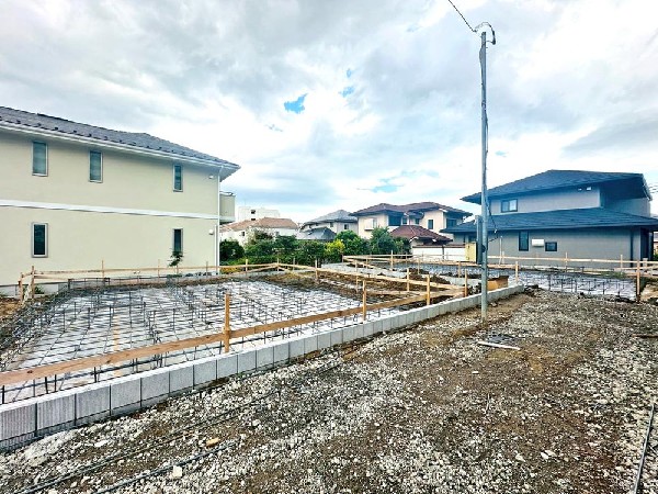 外観:窓枠から切り取られたまるで写真のような澄み切った光景。季節の移り変わりとともに、ゆっくりと愛でる時のありがたみ。