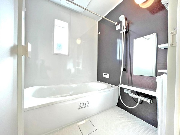 心身の疲れを癒すリラクゼーション空間　カラーも優しく落ち着いたものを　温かなお湯につかりながらゆったりと目を閉じる。