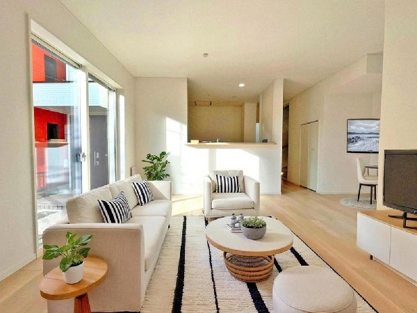 愛犬と寛ぐのんびりした時間　そよぐ風、緑の香り　まるで写真のような澄み切った光景。少しずつ育む家族との時間やありがたみ。幸せを噛みしめる穏やかな生活。