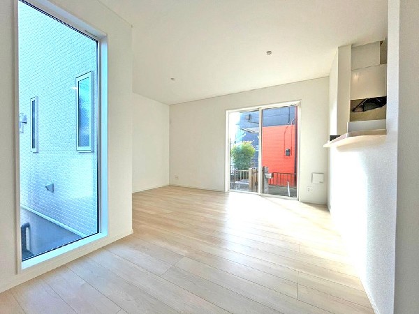 家族の思いを抱きながら、平和であることに感謝したくなる悠久の時。あたかかく感じるのは、陽当りだけではなかった！広く和やかに暮らせる空間と、家族の存在が胸にジーンと響きわたる。