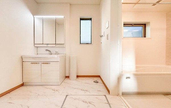 ゆとりのある洗面スペースで、朝の身支度やお掃除・片付けも快適スムーズです。３面鏡で髪のセットやお化粧もストレスなくこなせ、朝から気分良く通勤通学に向かえそうですね！