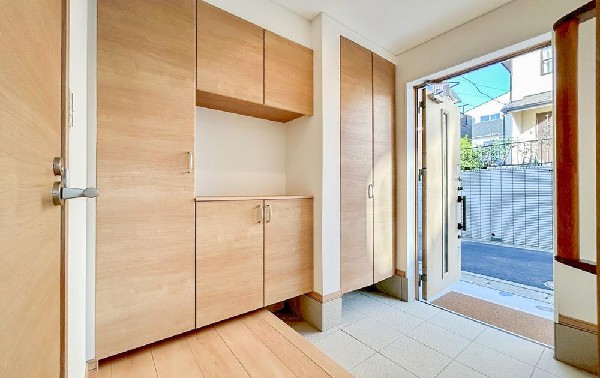 外観:気持ちの良い一日の始まりは笑顔でスタートしたいですよね。玄関ホールがスッキリ広々としていると帰る時も出ていく時も気持ちが良いものです！