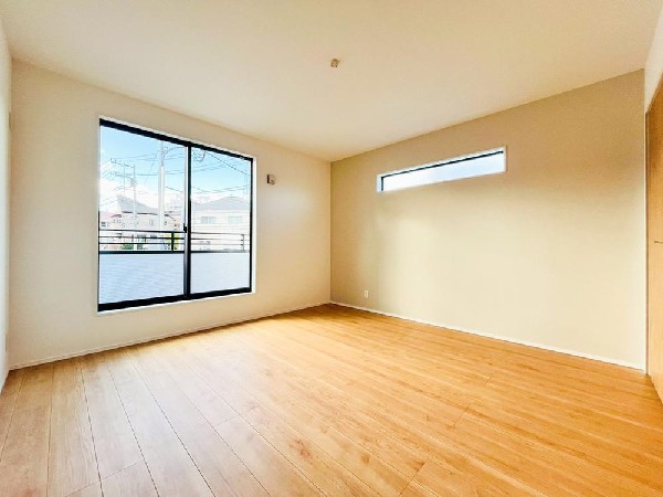 光が取り込みやすい2面採光の居室。日当たり良好です。クローゼットを完備し、収納スペースも十分。初めてのお子様にとっての「自分の部屋」。学習デスクやベッドの配置もラクラクです。