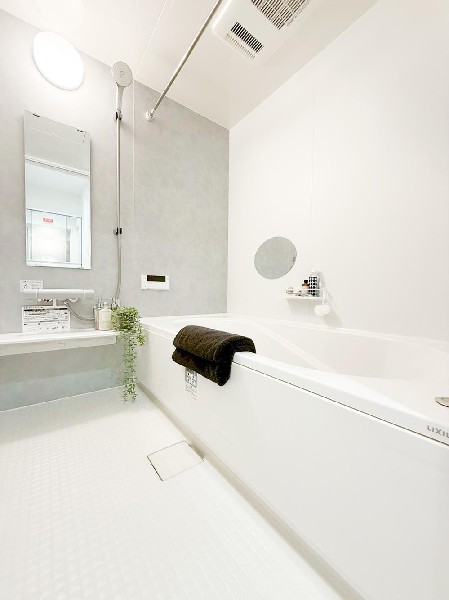 ◇浴室◇  ゆったりとした大き目の浴槽が嬉しい。毎日の疲れを取る癒しの場所だからこそこだわった空間です。リラックスできるよう優しいカラーをチョイスしました。時を忘れるほどのんびりできる空間に。