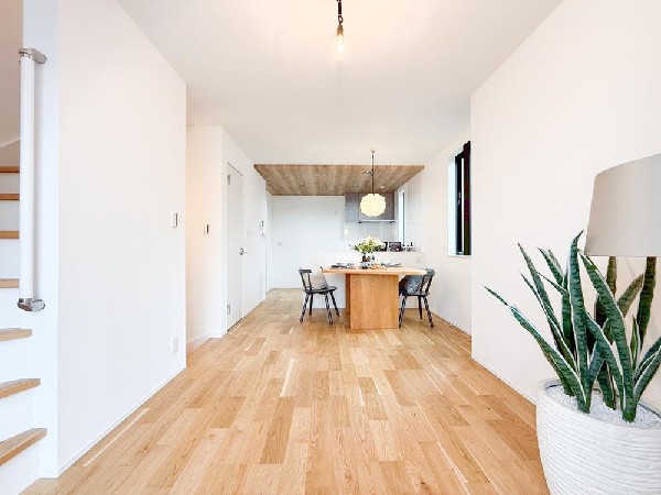 ◇リビング・ダイニング◇  家族と過ごす時間を大切にする方にピッタリのゆとりの住空間です。お子様が元気に走り回っても安心して見守れます。家族の笑い声が今にも目に浮かびそうですね。