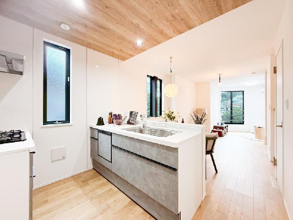 ◇キッチン◇  リビングを見渡せるカウンターキッチンでお子様の様子を伺いながら食事の支度が出来ます。家族の気配を感じられる、そんな空間を演出できるキッチンです。