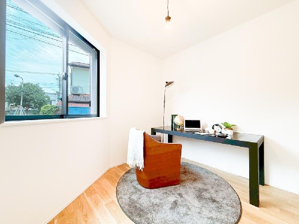 ◇居室◇  光が沢山取り込める大きな窓。日差しを長時間受ける事が出来る暖かいお部屋です。もちろんペアガラスなので、遮音性に優れ、結露も発生しにくい構造。サッシ周りのカビが発生しにくくなりますね。