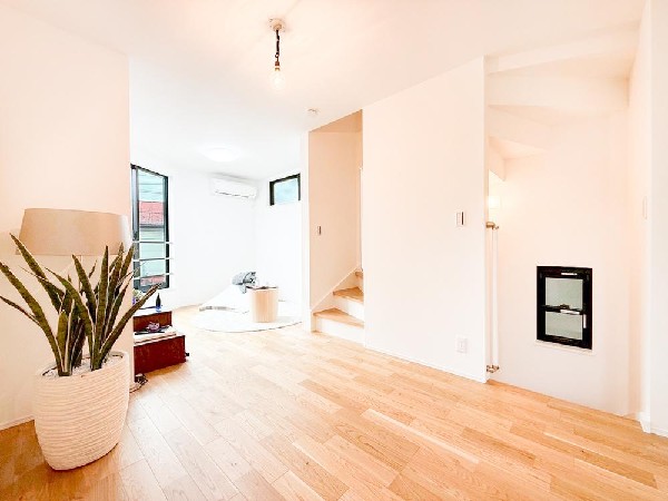 ◇リビング・ダイニング◇  リビングとダイニングは各スペースがしっかりと確保され、かつ一体感のある空間に。家具の配置もしやすい間取り設計です。キッチンは対面式採用でご家族の会話も弾みます。