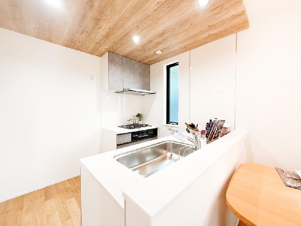 ◇キッチン◇  シンクとコンロを分けたセパレート型キッチンで、作業スペースゆったり。調理と洗い物を同時に進められるから、忙しい時間も効率的。毎日の料理がもっと快適になります。