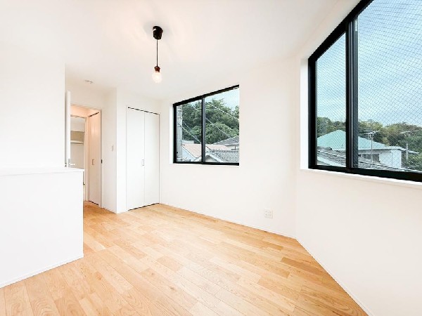 ◇居室◇  居室には収納クローゼットを完備！普段使いのお洋服や小物はもちろん、季節物のお洋服などもしっかりと整理整頓おしまい頂けます。居室空間をより広く隅々までお使いいただけますね。