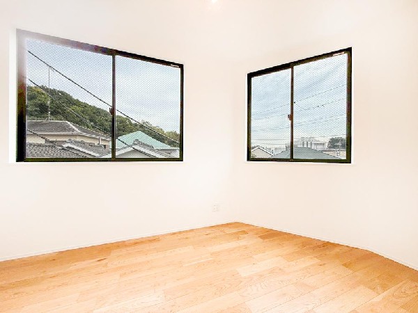 ◇居室◇  光が取り込みやすい2面採光の居室。日当たり良好です。クローゼットを完備し、収納スペースも十分。初めてのお子様にとっての「自分の部屋」。学習デスクやベッドの配置もラクラクです。