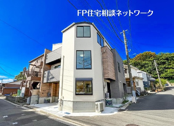 外観:◇外観◇  深く豊かな緑と爽快な青い空を感じるまさに横浜に暮らす心地よさを存分に堪能いただける邸宅です。グレードの高い設備仕様が標準装備のデザイン住宅で快適で便利な生活をお送り頂けます。