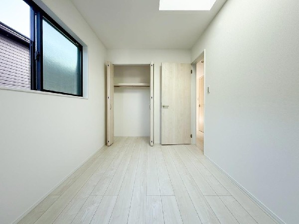 居室には収納クローゼットを完備！普段使いのお洋服や小物はもちろん、季節物のお洋服などもしっかりと整理整頓おしまい頂けます。居室空間をより広く隅々までお使いいただけますね。