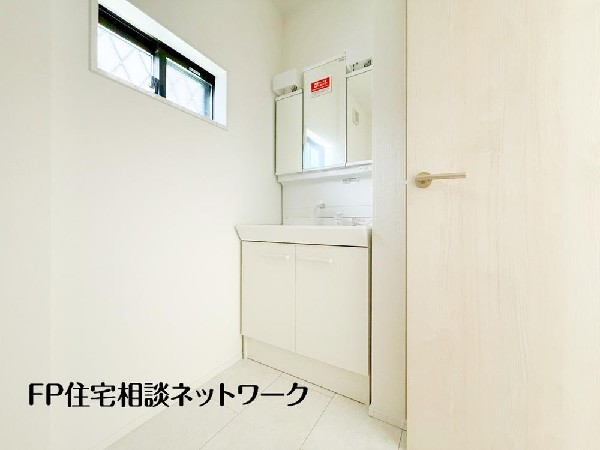 ゆとりのある洗面スペースで、朝の身支度やお掃除・片付けも快適スムーズです。３面鏡で髪のセットやお化粧もストレスなくこなせ、朝から気分良く通勤通学に向かえそうですね！