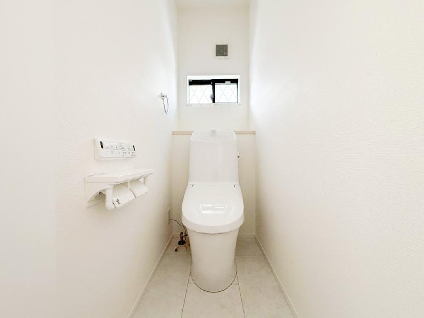 スッキリとしたデザインのトイレは明かり取りの窓からも光が取り込まれ日中は電気を消していてもご使用いただける明るさとなっております。