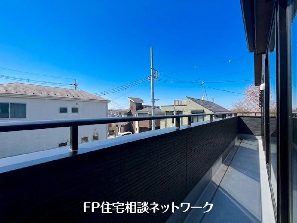 南に大きく面したバルコニーは太陽の温かな温もりをめいいっぱい受け止めてくれます。太陽の光と爽やかな風を受けたお洗濯物はあっという間に乾き、取りこむ時には太陽の匂いを感じられそう。