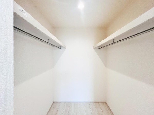 居室空間をすっきり保てる、ウォークインクローゼット付です。広いため、使い慣れた収納家具をこの空間に設置することもできます。鞄や帽子から小物、かさばるスーツケースなど幅広く収納できます。