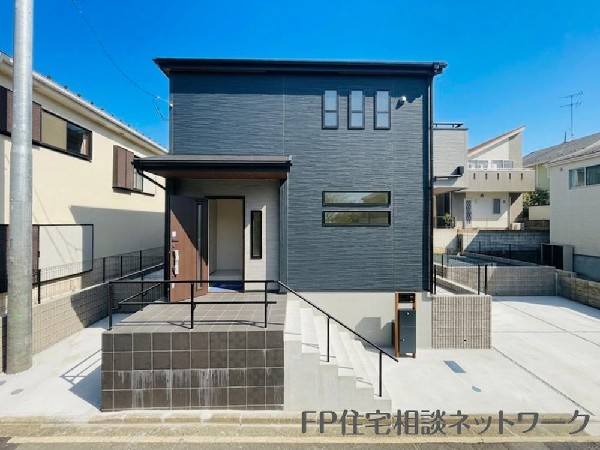 外観:第一種低層住居専用地域の良好な住環境が保たれたエリア。低層の一戸建てを中心とした街並みが整然と続き、周辺は高い建物が建っていないので、採光や開放性に恵まれています。