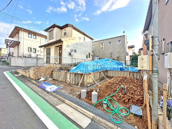 外観:光と風が行わたる開放感あふれる邸宅　春には気持ちの良いそよ風、冬には朝の暖かな光　季節の移り変わりを感じる暮らしを実現