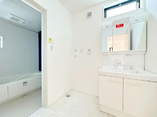 鏡の裏に収納棚を確保した三面鏡を採用。化粧品や歯ブラシなどを機能的に収納。便利な床下収納付き。